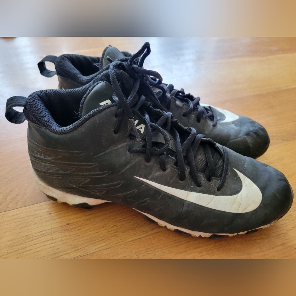 Nike Men’s Black Athletic Cleats with White Swoosh